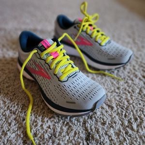 NWT BROOKS running shoes size 6
